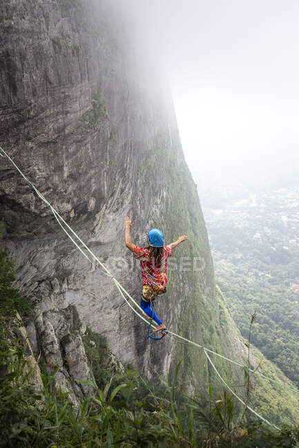 Bella vista di Highliner maschile sulla montagna foresta pluviale rocciosa — Foto stock
