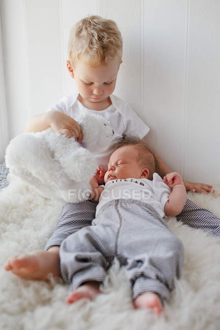 Fratello maggiore gioca con il fratello minore negli stessi vestiti — Foto stock