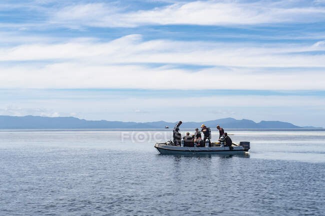 Taucher auf dem Weg zu Tauchplatz auf Schlauchboot in Raja Ampat — Stockfoto