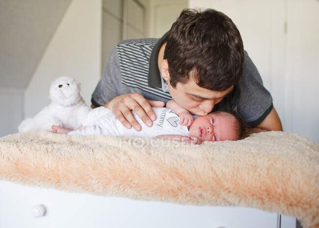 Vater küsst kleinen neugeborenen Sohn — Stockfoto
