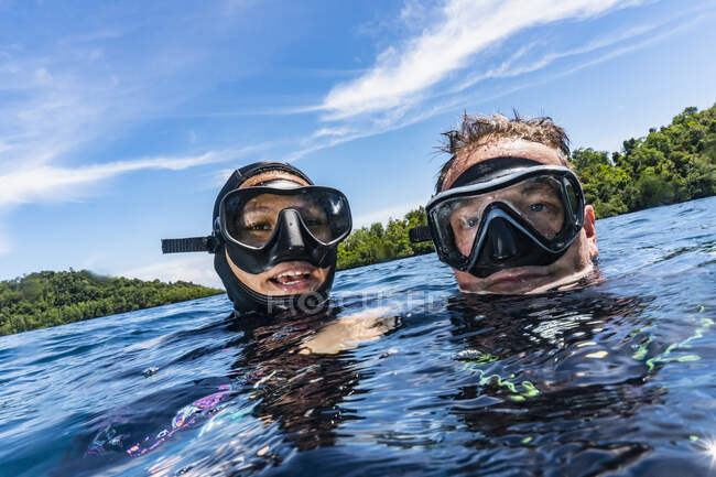 Couple enjoying diving in Raja Ampat / Indonesia — Stock Photo