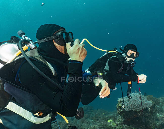 Mergulhadores compartilhando ar em treinamento de emergência em Raja Ampat / Indonésia — Fotografia de Stock