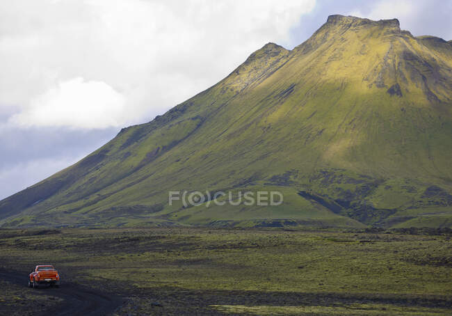 Bela paisagem das montanhas e carro no fundo da natureza — Fotografia de Stock