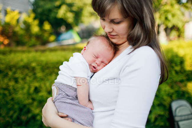 Mãe segura um bebê dormindo — Fotografia de Stock