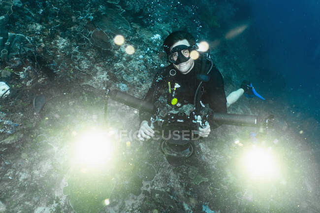 Fotógrafo subaquático olhando para a câmera em Raja Ampat — Fotografia de Stock