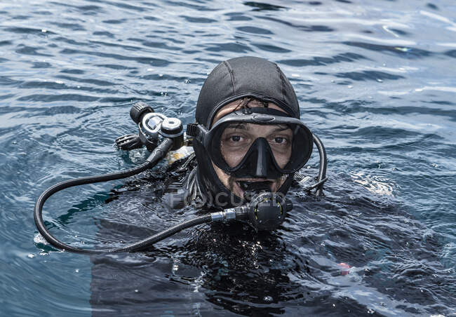Mergulhador emergindo do oceano em Raja Ampat — Fotografia de Stock