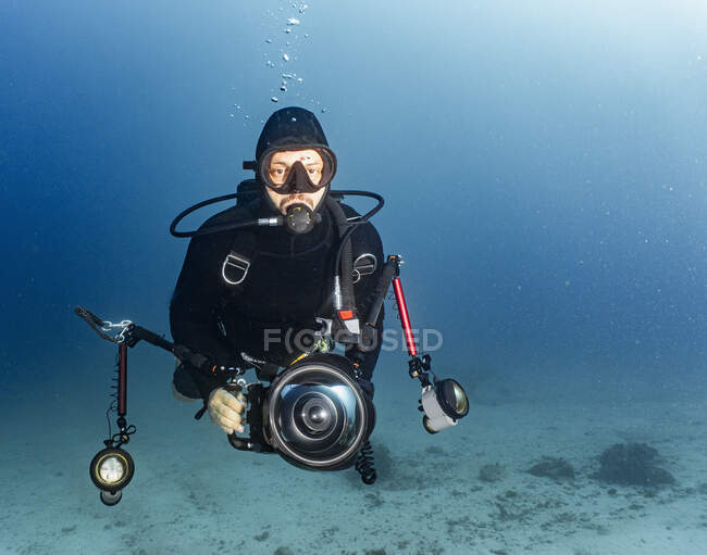Fotógrafo explorando o oceano claro em Raja Ampat / Indonésia — Fotografia de Stock