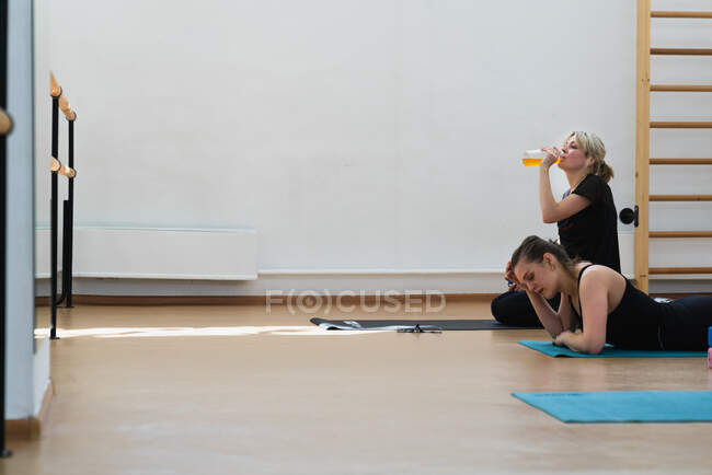 Frauen ruhen sich nach dem Training im Fitnessstudio aus — Stockfoto