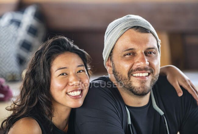 Couple ethnique mixte en vacances à Raja Ampat / Indonésie — Photo de stock