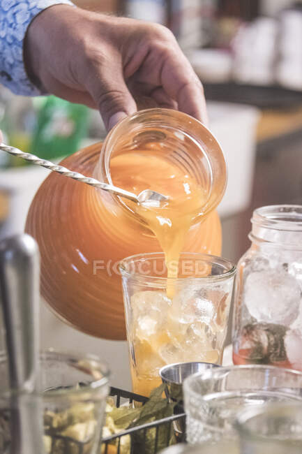 Крупним планом склянку соку з банкою — стокове фото