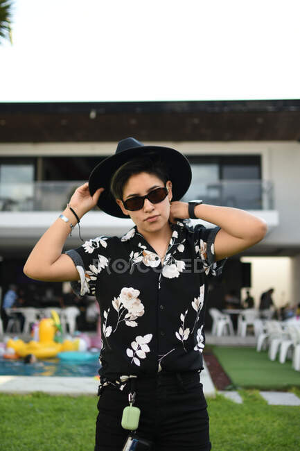 Menina influente com óculos e roupa preta posando relaxar — Fotografia de Stock