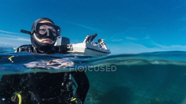 Mergulhador pronto para descer ao oceano em Raja Ampat — Fotografia de Stock