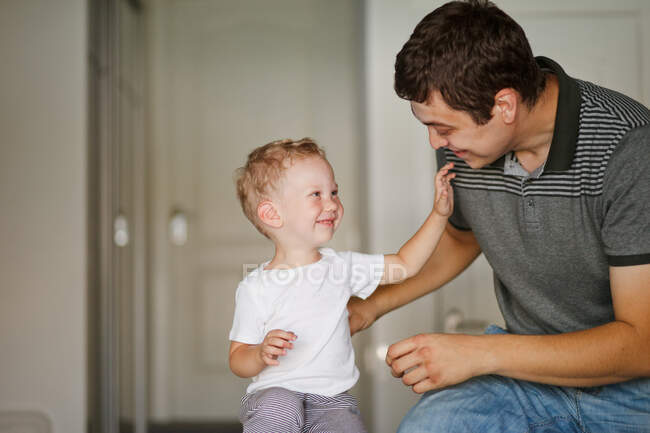 Padre e figlio parlano e ridono — Foto stock