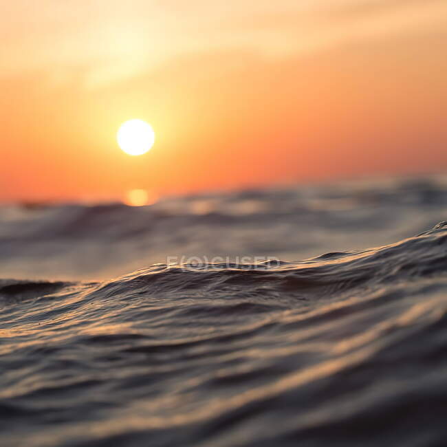 Schöner Sonnenuntergang am Meer vor Naturkulisse — Stockfoto