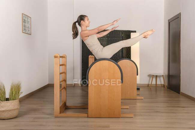 Menina morena fazendo pilates exercício teaser — Fotografia de Stock
