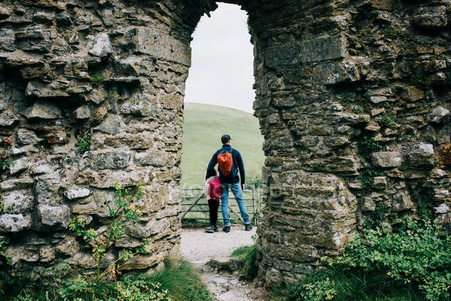 Vater und Tochter erkunden fröhlich ein englisches Schloss — Stockfoto