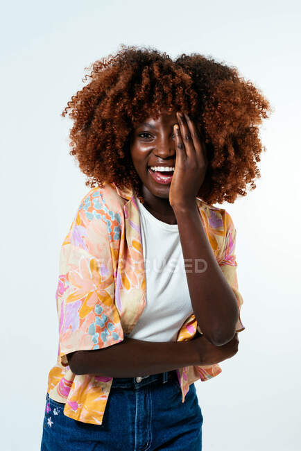 Feliz afro mulher posando sobre fundo branco — Fotografia de Stock