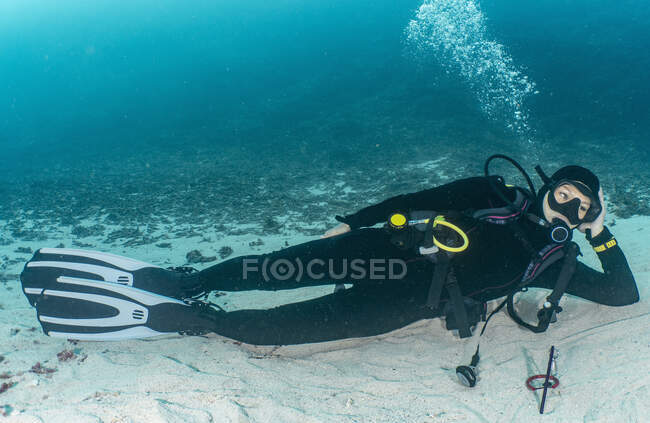 Femme relaxante au fond de l'océan à Raja Ampat — Photo de stock