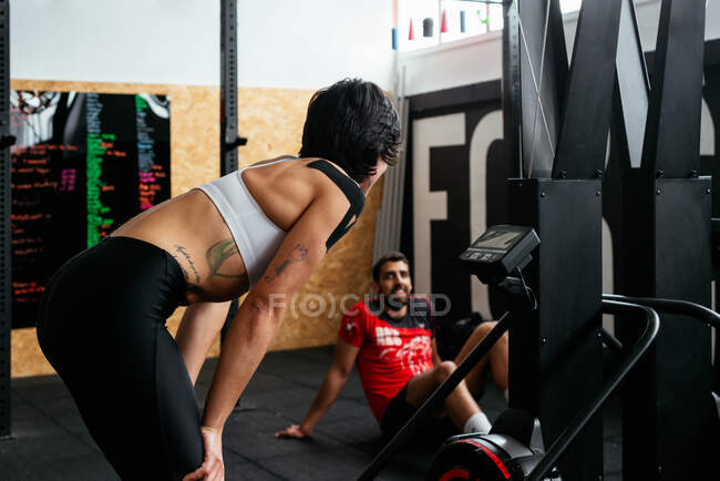 Uma mulher se sentindo exausta depois de treinar duro. — Fotografia de Stock