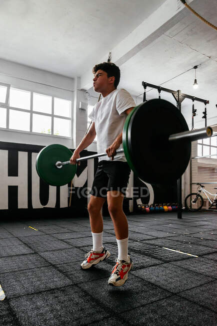 Молодой спортсмен занимается кросс-физкультурой в спортзале — стоковое фото