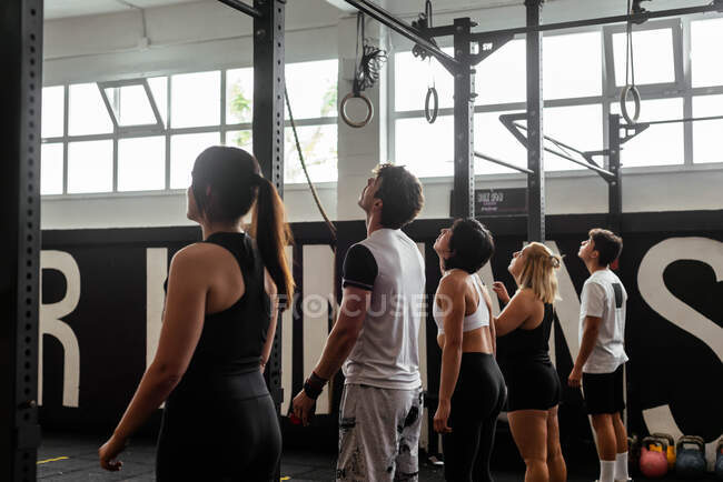 Gruppe von Athleten, die Übungen im Fitnessstudio machen. — Stockfoto