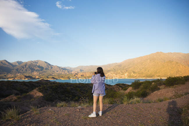 Ein Mädchen fotografiert eine herrliche Landschaft — Stockfoto
