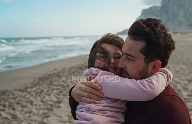Батько і дочка на березі океану — стокове фото