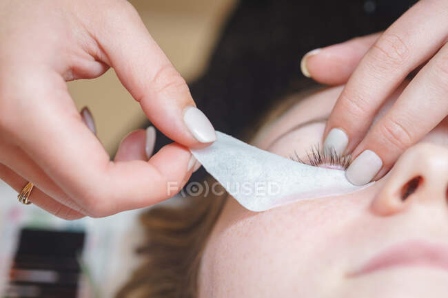 Aesthetic medicine: eyelash extension procedure for young woman — Stock Photo