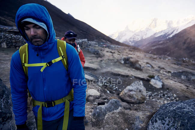 Trekkers en un comienzo alpino temprano en Nepal - foto de stock