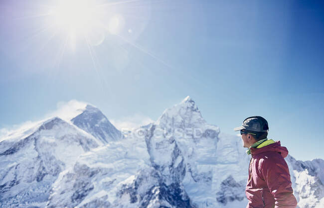 Мінгма Шерпа, що милується Самітом Евересту. — стокове фото