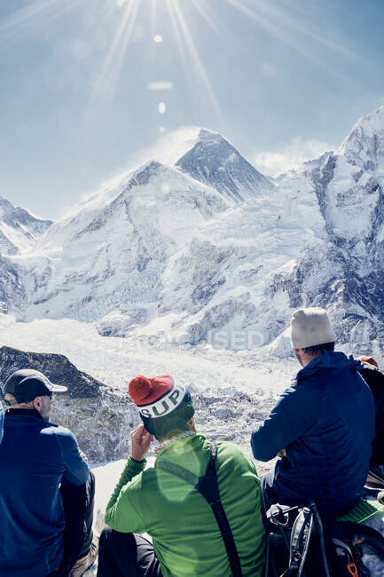 Trekkers disfrutando de la vista de la Cumbre del Monte Everest, Nepal - foto de stock
