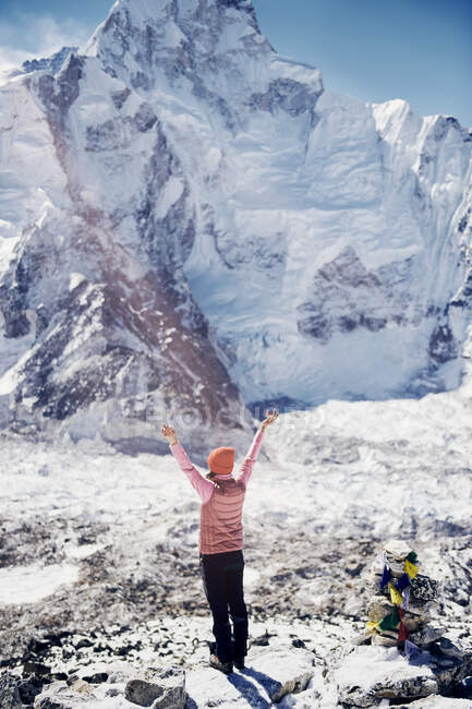 Female trekker enjoying the view of the Mount Everest Summit — Stock Photo