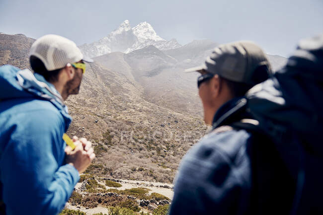 Гид и шерпа наслаждаются видом на Непал во время похода по Непалу — стоковое фото