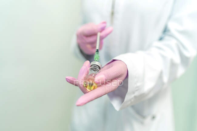Médico femenino que prepara dosis de vacuna contra covid19 - foto de stock