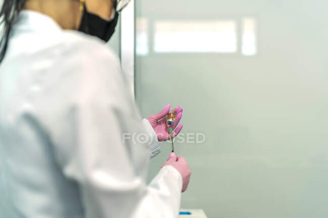 Female doctor preparing the vaccine for covid19 — Stock Photo