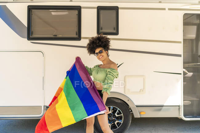 Довольно африканская женщина с флагом lgbt — стоковое фото