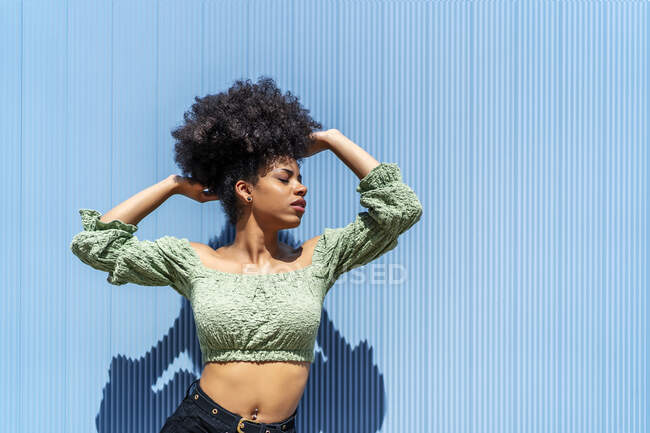 Photographie de femme aux cheveux afro — Photo de stock