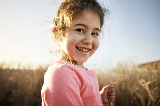 Close-up retrato de sorrir menina caminhadas no dia ensolarado — Fotografia de Stock