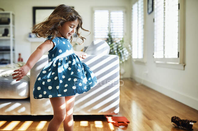 Nettes Mädchen tanzt im Wohnzimmer zu Hause — Stockfoto