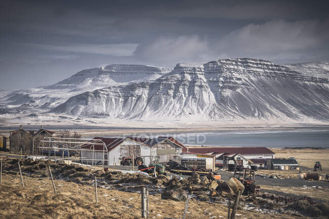 Hermoso paisaje del pueblo en las montañas - foto de stock