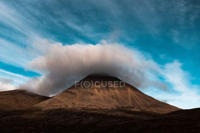 Schöner Vulkan in den Bergen vor Naturkulisse — Stockfoto