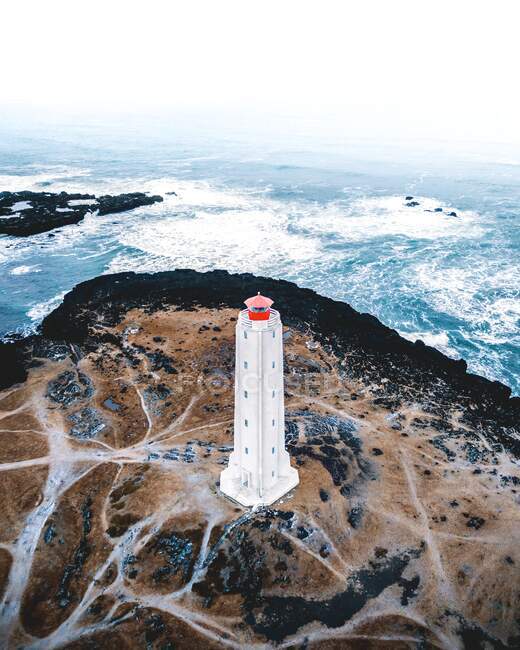 Leuchtturm an der Küste der Insel im Hintergrund der Natur — Stockfoto