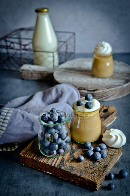 Hausgemachte Desserts mit Blaubeeren auf einem hölzernen Hintergrund — Stockfoto