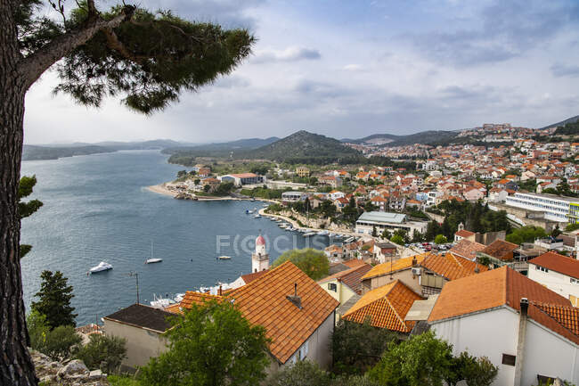 Bellissimo paesaggio con costa mare in croazia, luogo di viaggio sullo sfondo — Foto stock