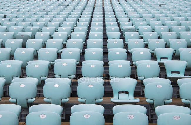 De nombreuses chaises bleues sur le fond, gros plan — Photo de stock