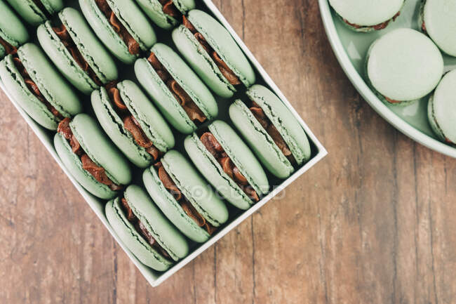 Nahaufnahme von köstlichen grünen Macarons-Keksen — Stockfoto