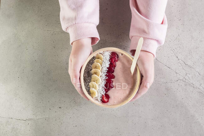 Жінка з мискою зі свіжих фруктів і ягід на білому тлі . — стокове фото