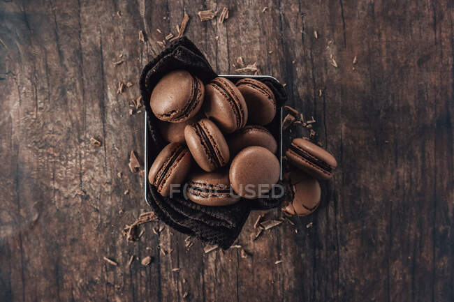 Schokoladenmacarons-Kekse auf einem hölzernen Hintergrund — Stockfoto