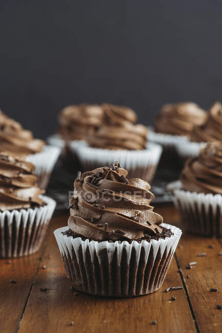 Cupcake al cioccolato con zucchero a velo e spruzzi — Foto stock