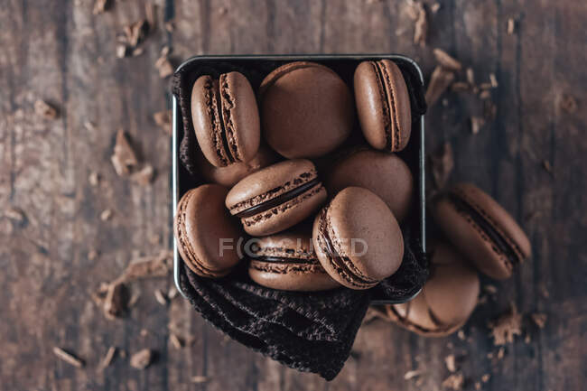 Шоколадные печенье макароны на деревянном фоне — стоковое фото